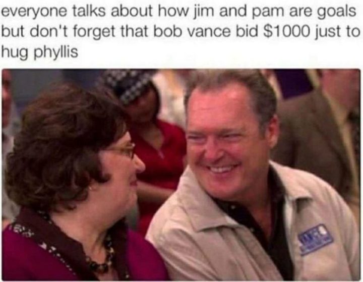 57 Lustige 'The Office'-Memes - Alle reden darüber, wie Jim und Pam Ziele sind, aber vergiss nicht, dass Bob Vance 1000 Dollar geboten hat, nur um Phyllis zu umarmen.