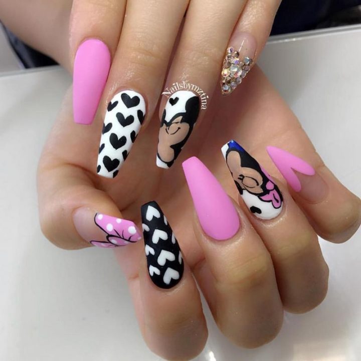 Cute Valentine's Day nails.