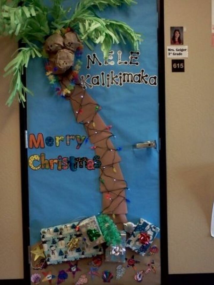 Mele Kalikimaka Palm Tree Christmas Door Decoration.