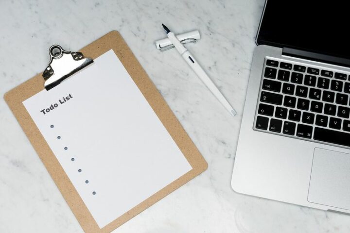 Quickly make a to-do list to plan your day.